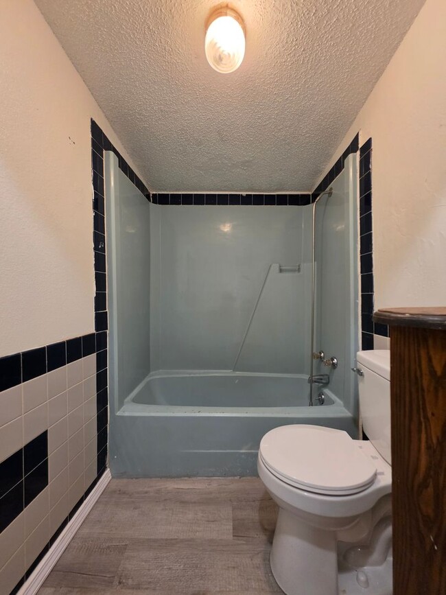 Building Photo - 3 bedroom home in Shawnee!