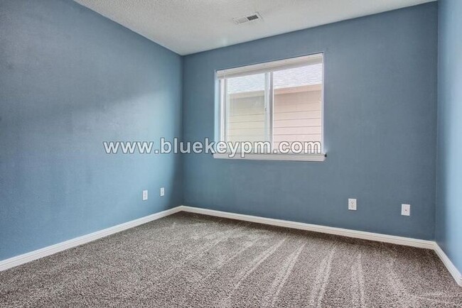 Building Photo - 4 Bed, 2.5 Bath Home in Felida with Pergol...