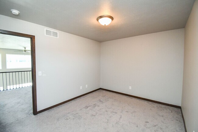 Building Photo - Stylish Townhome in Harrisburg School District – Open Floor Plan & Loft!