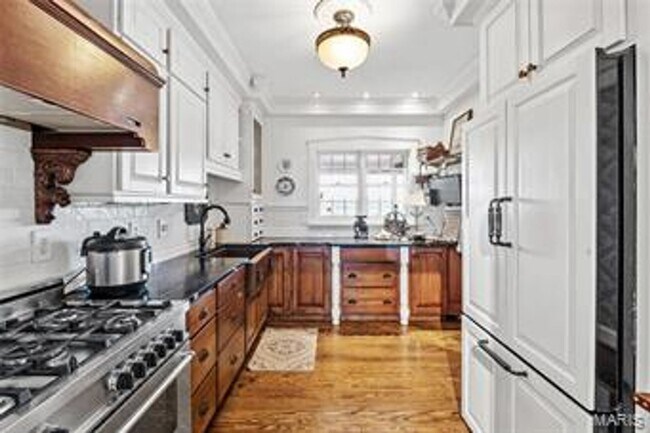 Building Photo - Beautiful 2 bedroom/ 2 bathroom apartment located right on Historic Main Street in St. Charles.