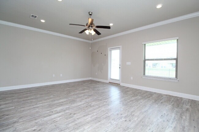 Building Photo - Spacious 3-Bed, 2.5-Bath Townhome Steps from Blue Wahoos Stadium & Palafox Street with Upgraded K...