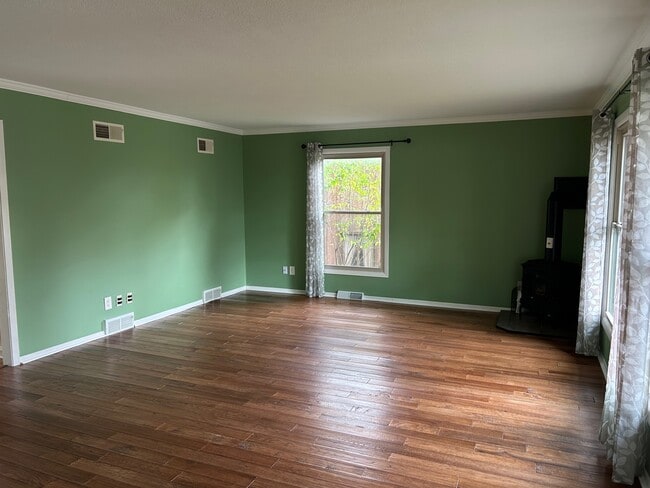 Building Photo - 307 7th St