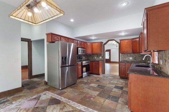 Building Photo - Spacious 6bd/3ba in Grant Park w/ Large Fenced in Backyard & Steps From the Park!