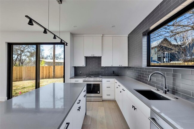 Building Photo - 1804 Sylvan Dr