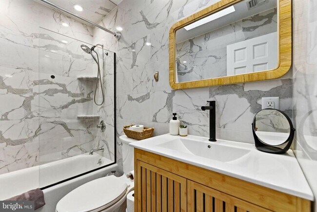 Building Photo - 191 Lakeshore Dr