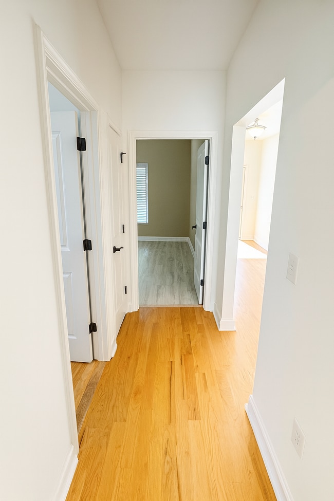 Building Photo - 736 River N Blvd