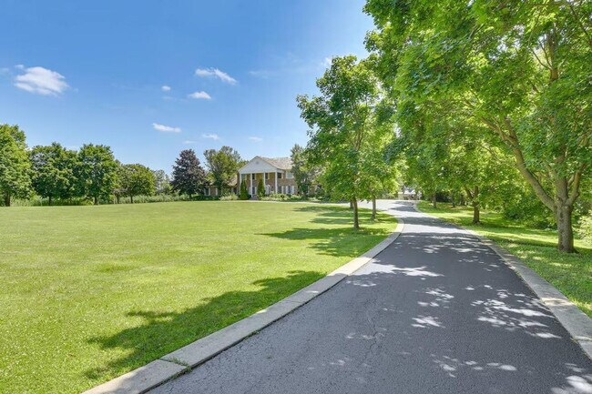 Building Photo - 7 Creekside Ln