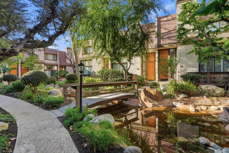 Building Photo - 9000 Vanalden Ave