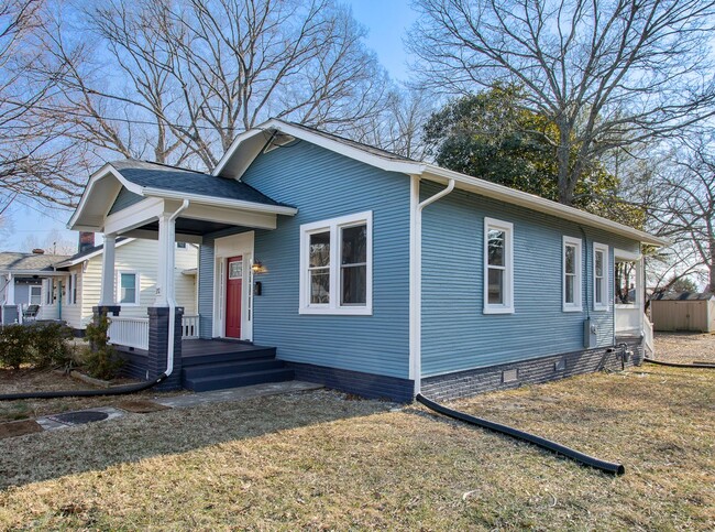 Building Photo - Charming 2-Bedroom Home with Spacious Back...