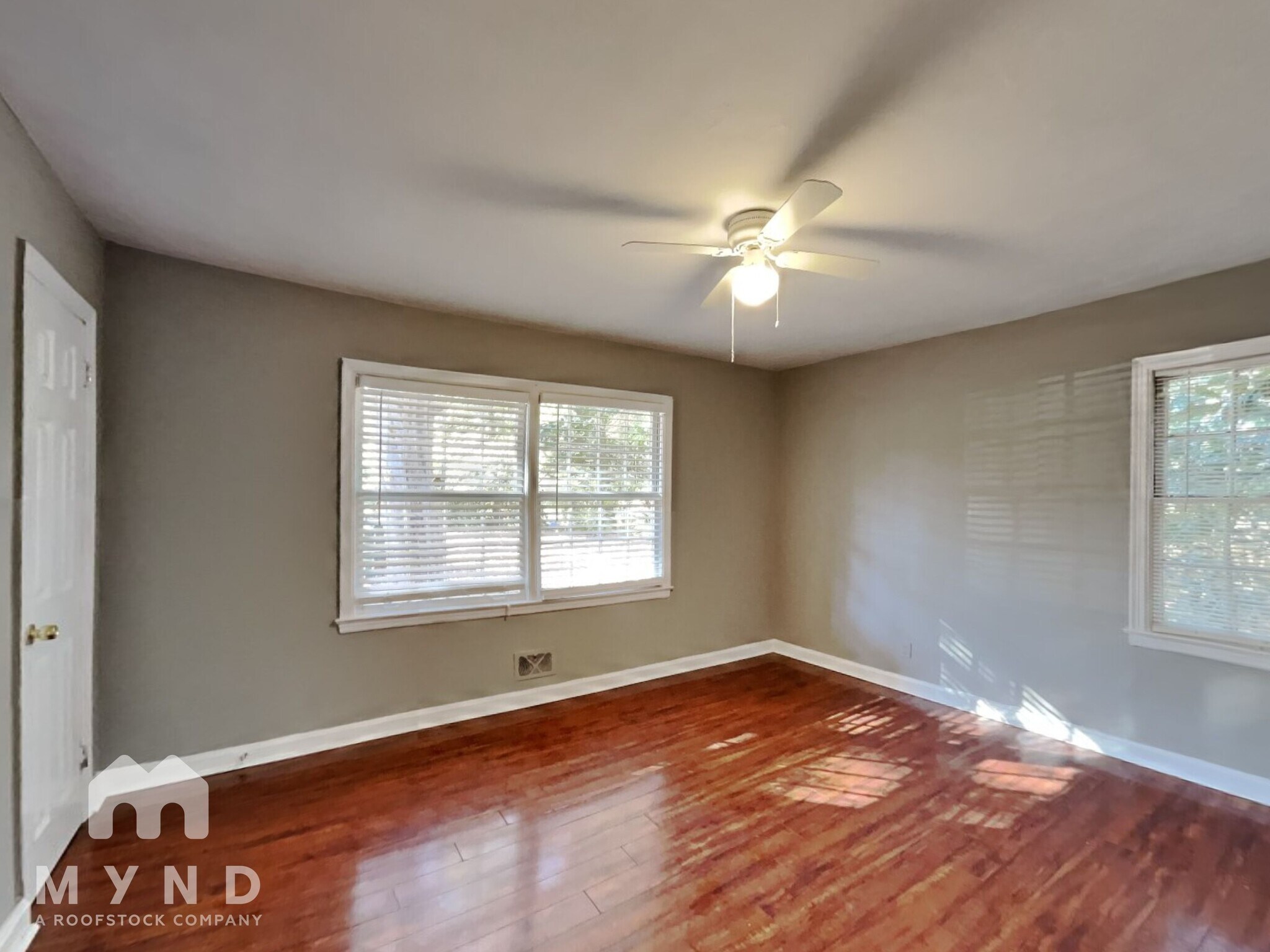 Building Photo - 990 Lynhurst Dr SW