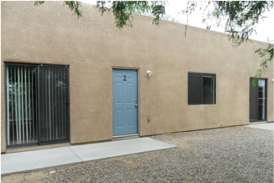 Entry way - 802 E Lester St