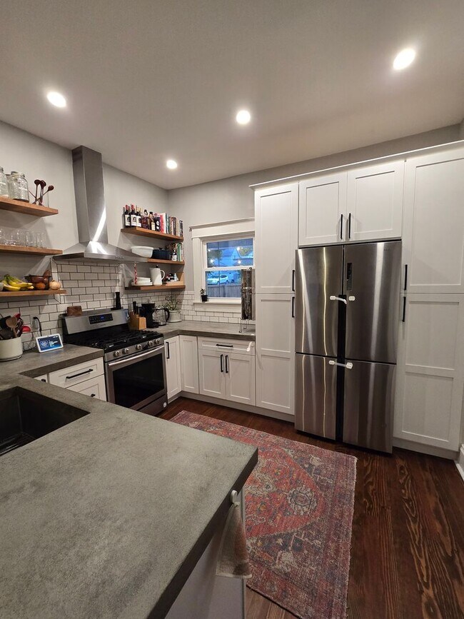 Building Photo - Updated HISTORICAL Downtown Home w/fenced ...