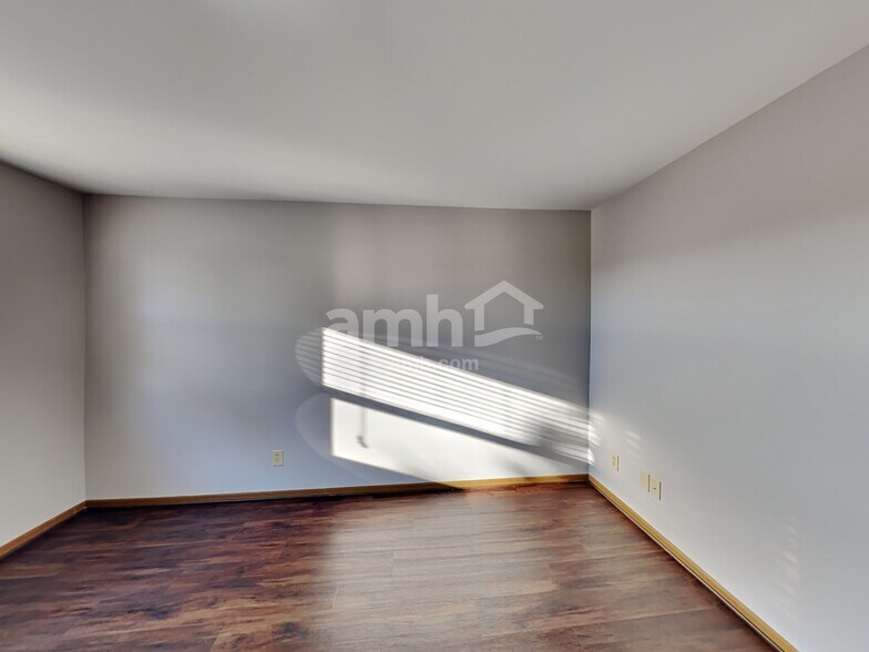 Building Photo - 516 Powers Ct