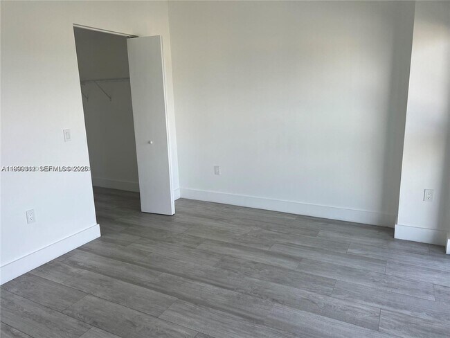 Building Photo - 121 NE 34th St