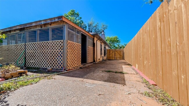 Building Photo - 9519 Wellsworth Dr