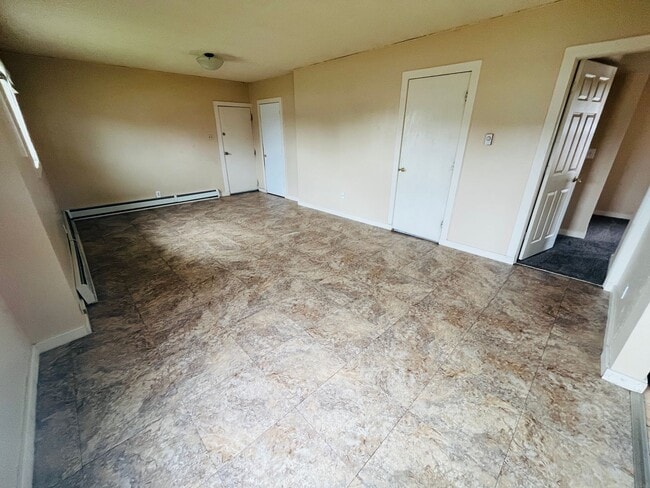 Building Photo - 4 bedroom 2 bathroom house (2 bedrooms non...