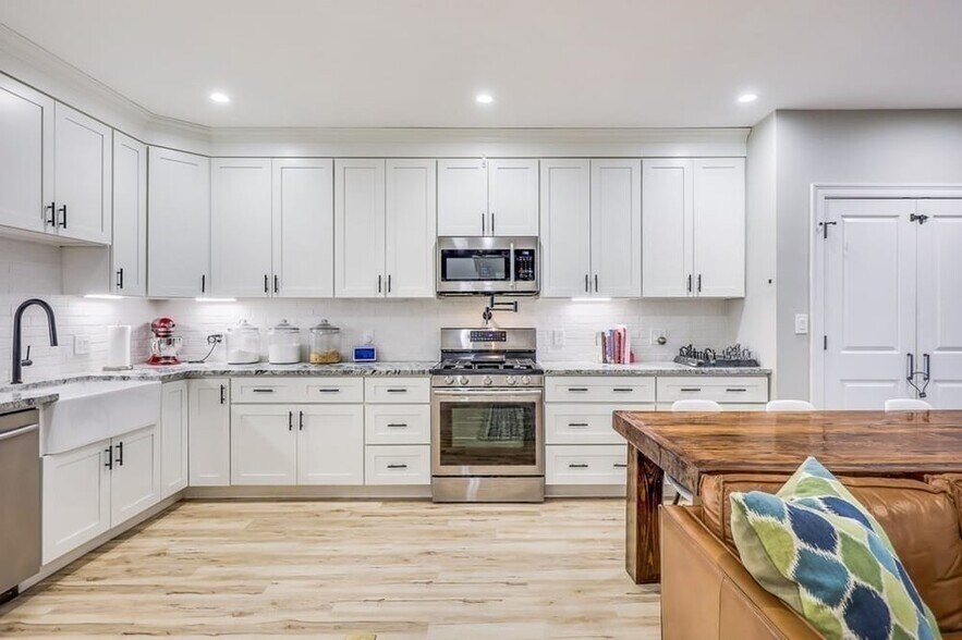 Building Photo - 142 W 8th St