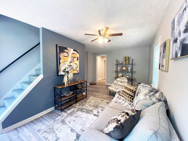 Building Photo - 3 Bed and 1 Bath Colonial for Rent in Oakwood Villiage!