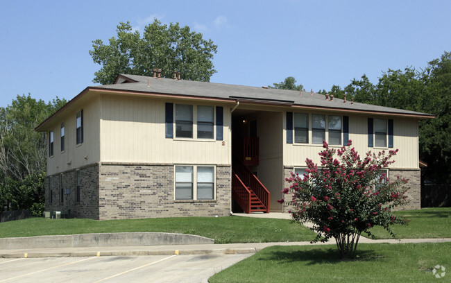 Primary Photo - Maple Leaf Apartments