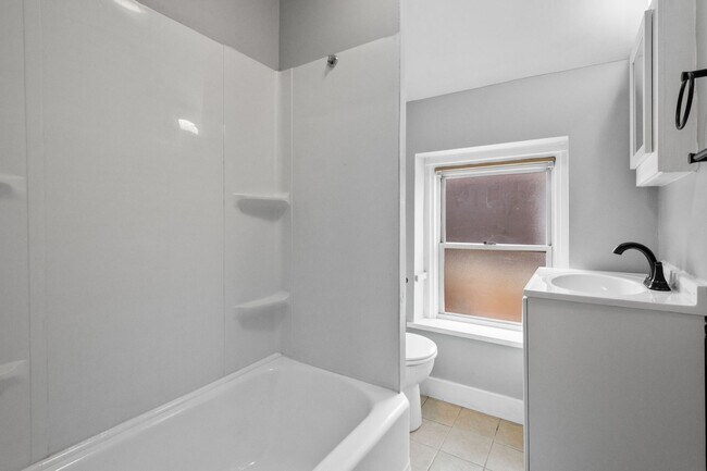 Building Photo - Stunning 2 bedroom home in Carrick available October 1st!