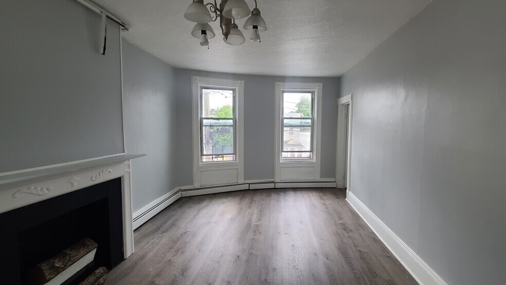 Primary Photo - 302 Summit Ave