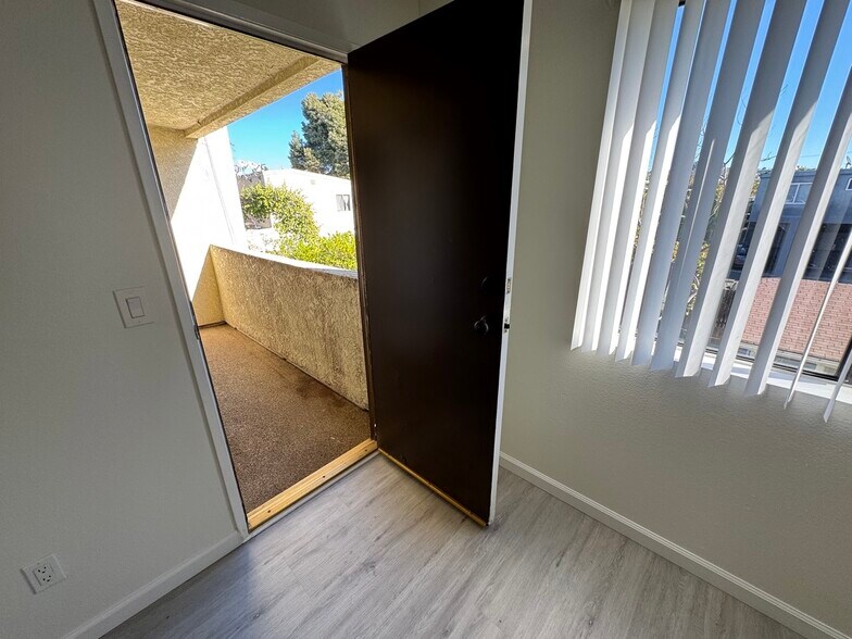 Building Photo - 4633 Vermont Pl