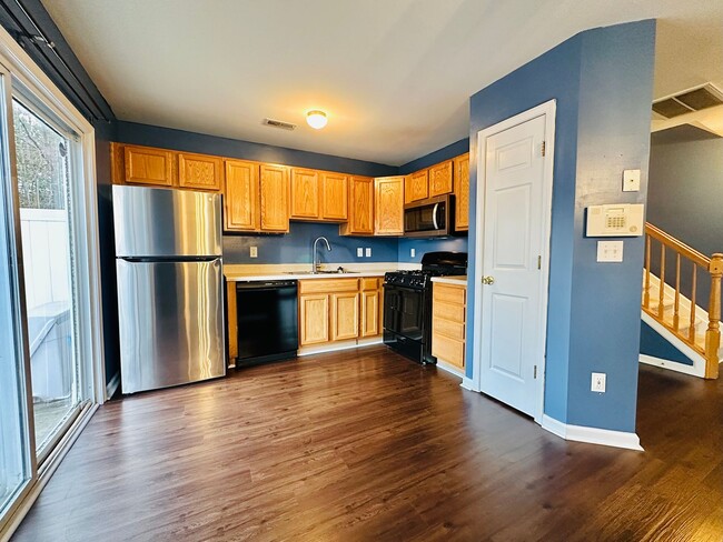 Building Photo - End-Unit 3BR Townhome Minutes to NCSU, Downtown & Crossroads