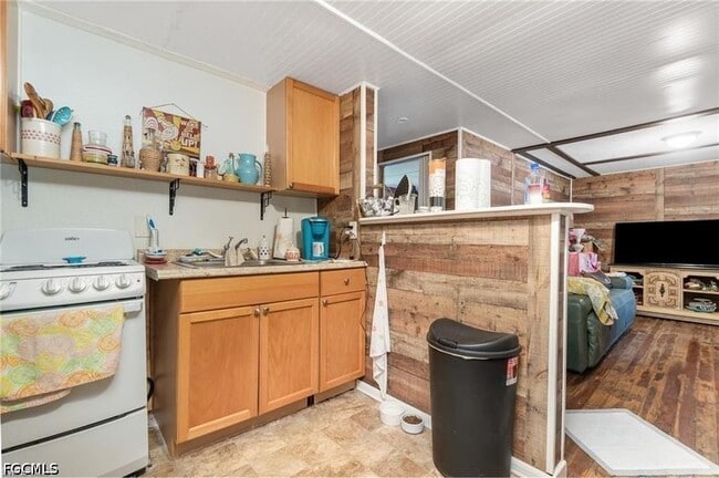 Building Photo - 102 3rd St