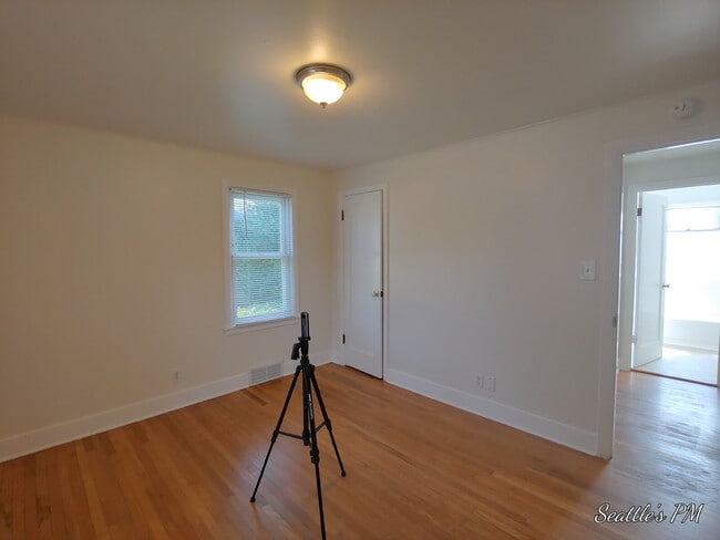 Building Photo - Charming 2-Bedroom Home in West Seattle-Off Street Parking- Large Outdoor Space