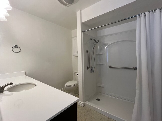 Building Photo - 1st floor condo w/pool, spa, clubhouse, te...