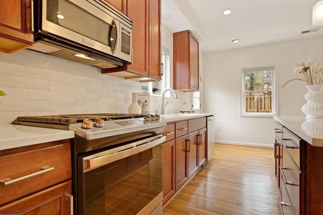 Building Photo - 468 Ridge St NW
