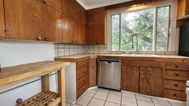 Building Photo - 401 Vine Ave