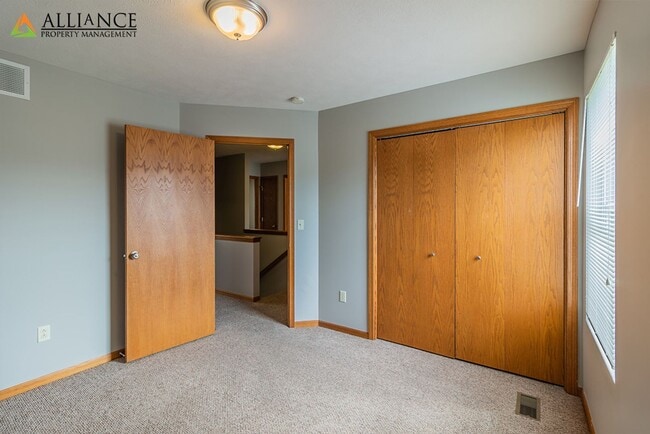 Building Photo - Large Duplex!