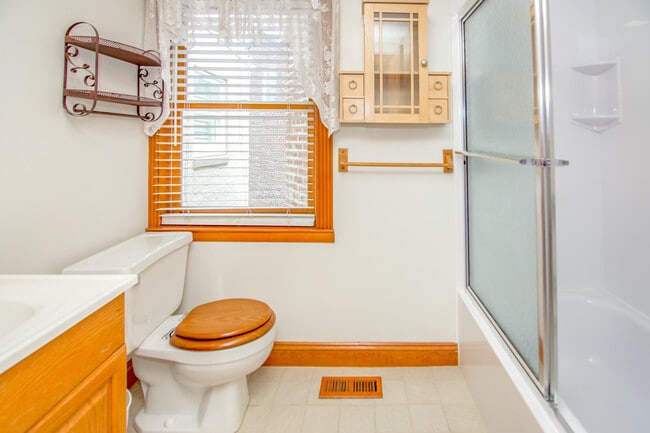 Upstairs Full Bathroom - 905 Fell St
