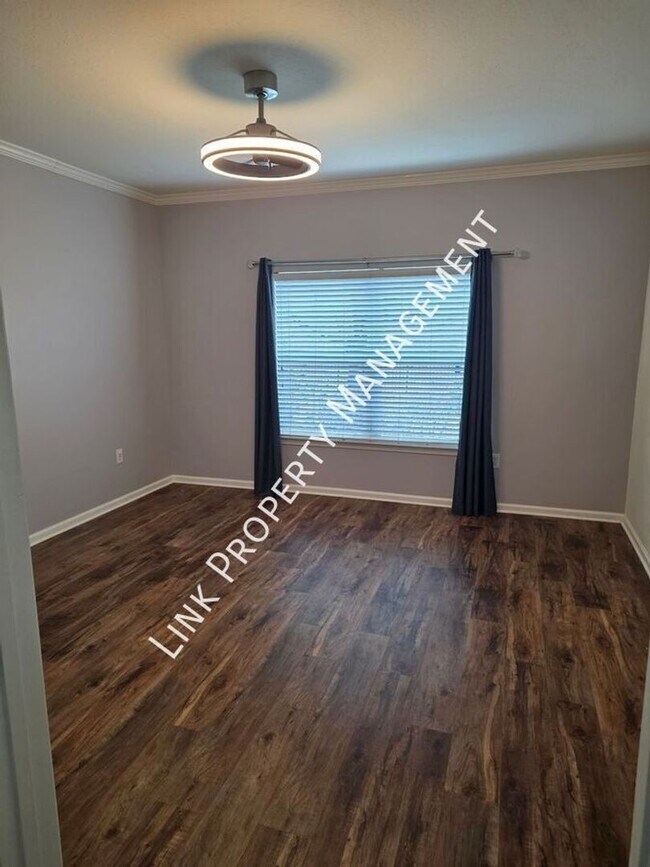 Building Photo - HALF OFF APRIL!  Beautiful One-Level Downstairs Condo in Prime Hamilton Place Location