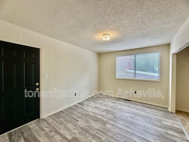 Building Photo - 2604 Hendersonville Rd