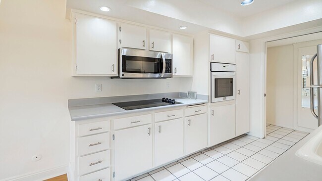 Building Photo - Luxury Penthouse Newly Renovated 1 Bed + D...