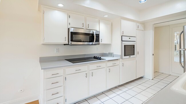 Building Photo - Luxury Penthouse Newly Renovated 1 Bed + Den Condo