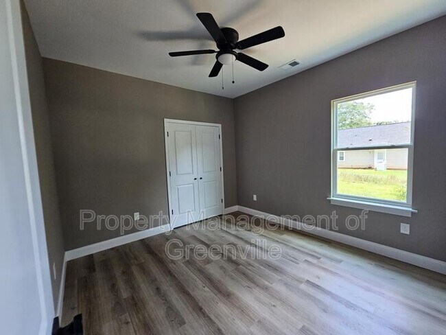 Building Photo - 305 Appian Dr