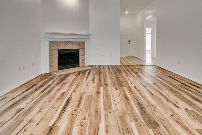 Building Photo - Great Freshly updated 3 bed 2 bath!