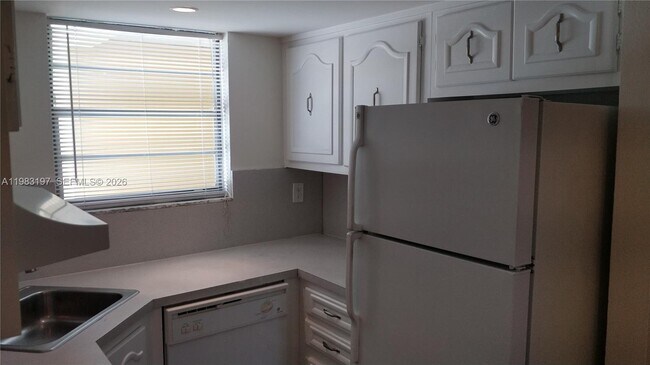 Building Photo - 1975 NE 135th St