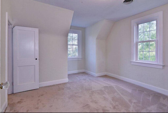 Building Photo - 40 Manteo Ave