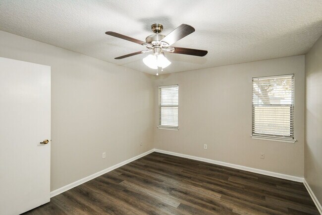 Building Photo - 10873 Hoof Print Dr