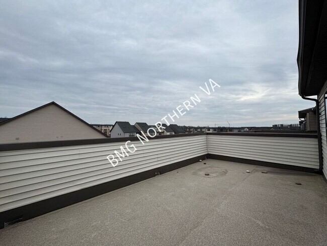 Building Photo - 43339 Stadium Ter