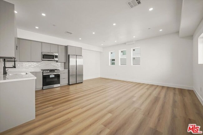 Building Photo - 914 N Hudson Ave
