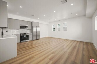 Building Photo - 912 N Hudson Ave