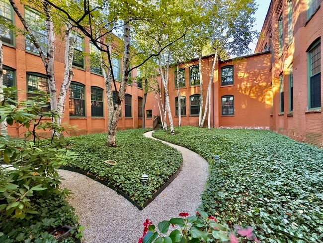 Building Photo - 25 Grand St