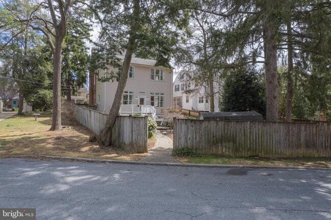 Building Photo - 317 W College Terrace