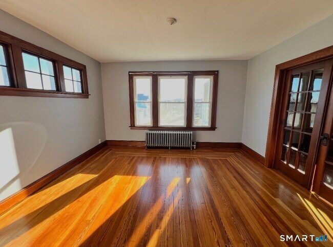 Building Photo - 75 Ridgewood St