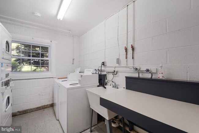 Building Photo - 3860 Lyndhurst Dr